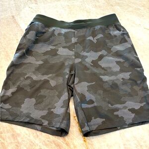 Lululemon Men’s Green Camo Waistband Athletic Shorts